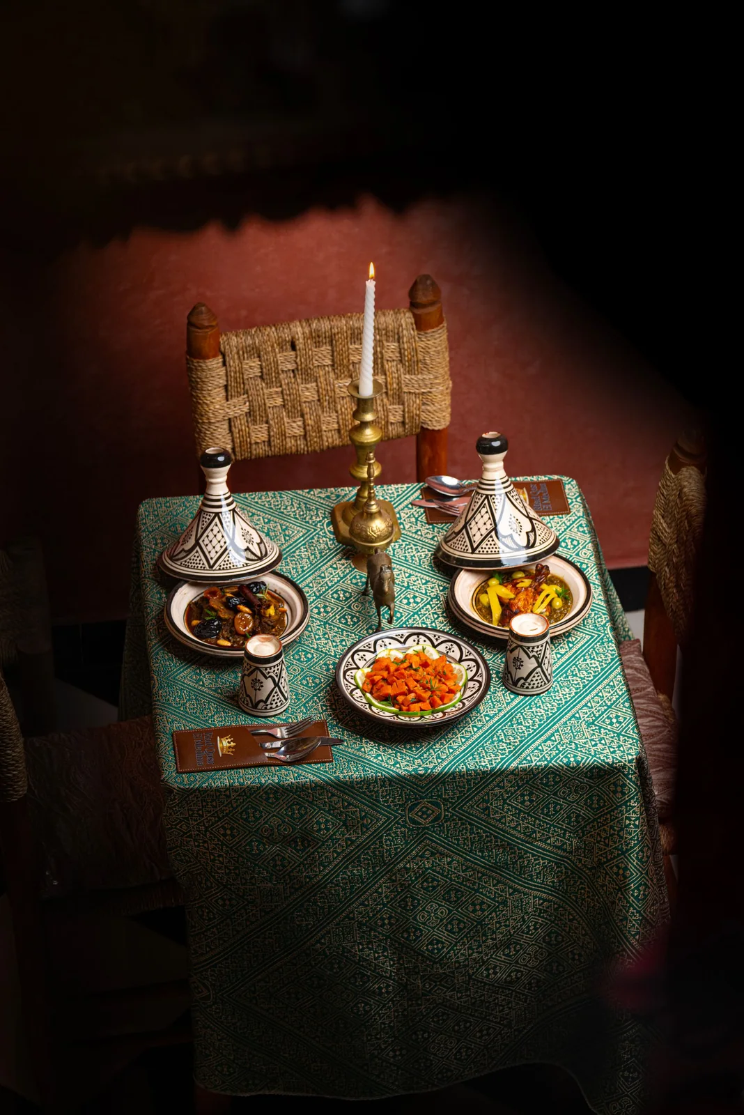 مائدة مطعم مغربي مجهزة لشخصين