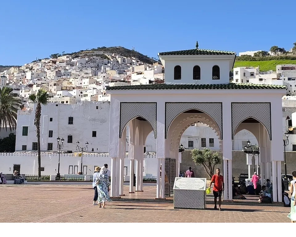La place Al-Feddan à Tétouan, ses arcades blanches et la médina